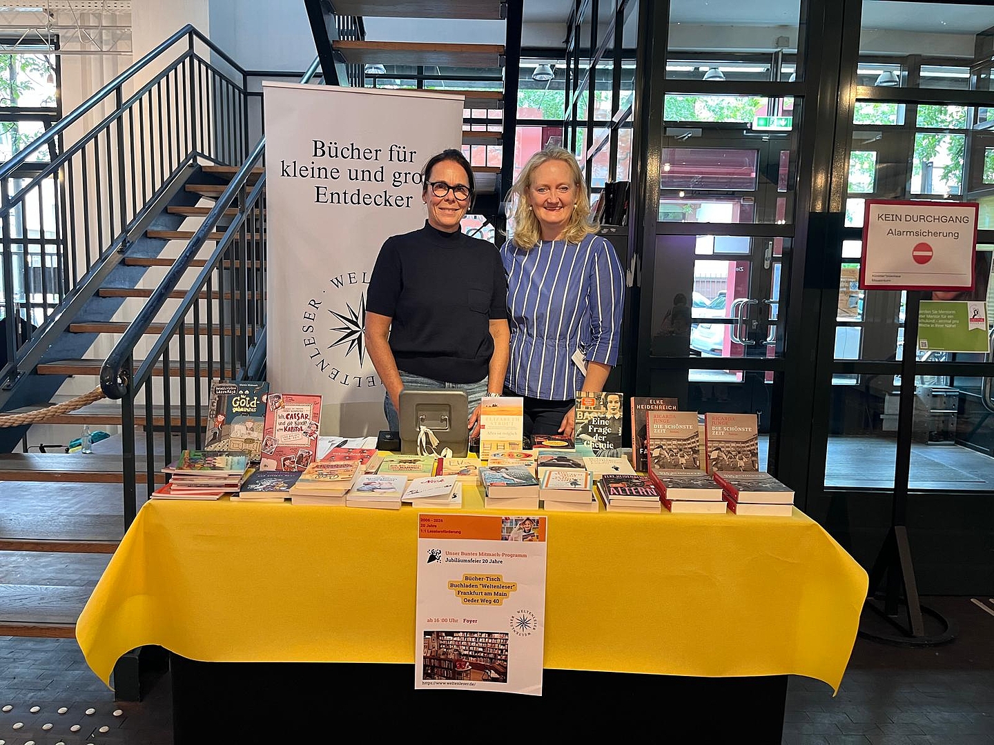 Büchertisch_mit_Frau_Greve_und_Barbara